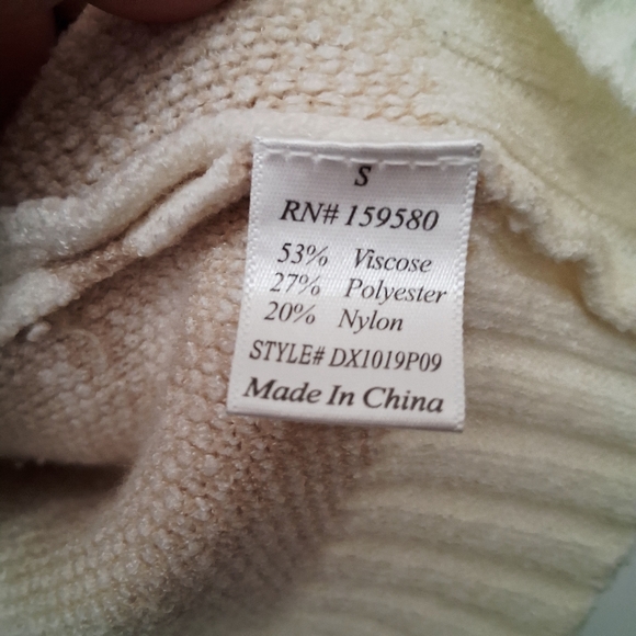 +$1🛍Pink Lily Cream and Tan Patterned Sweater - Picture 4 of 8